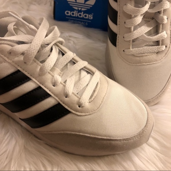 Reposh! Women’s White Adidas Size 9 - Picture 2 of 4